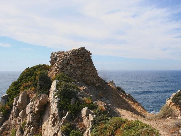 Sentier littoral vers la Tour de Pelusella en Corse-du-Sud, vue panoramique sur la mer Méditerranée depuis la Plage de Lava