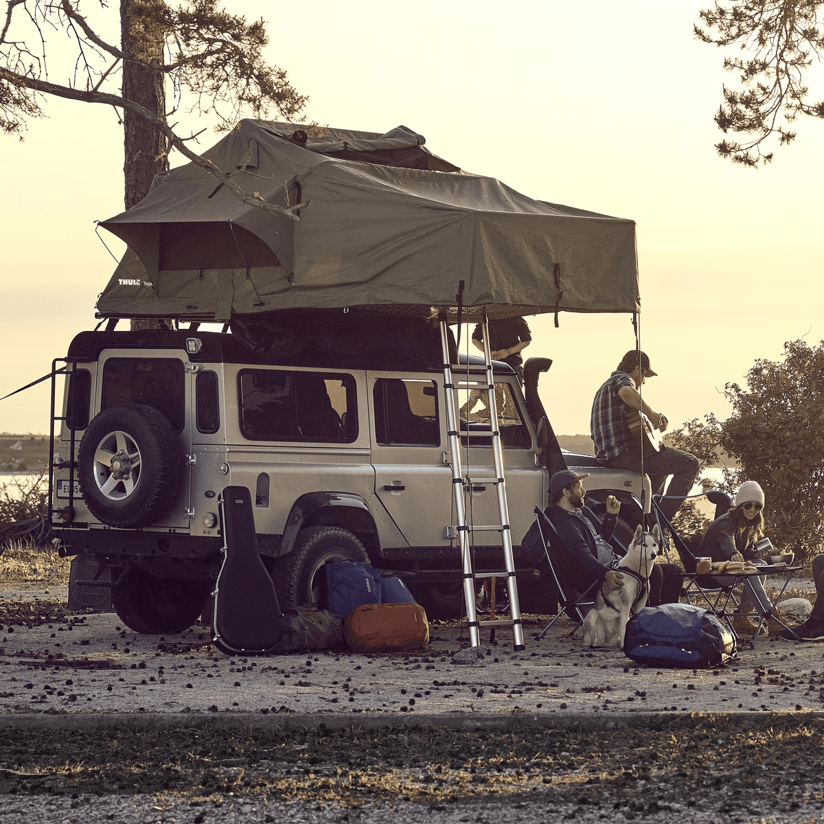 Thule Autana 4 installée sur un 4x4 en pleine nature