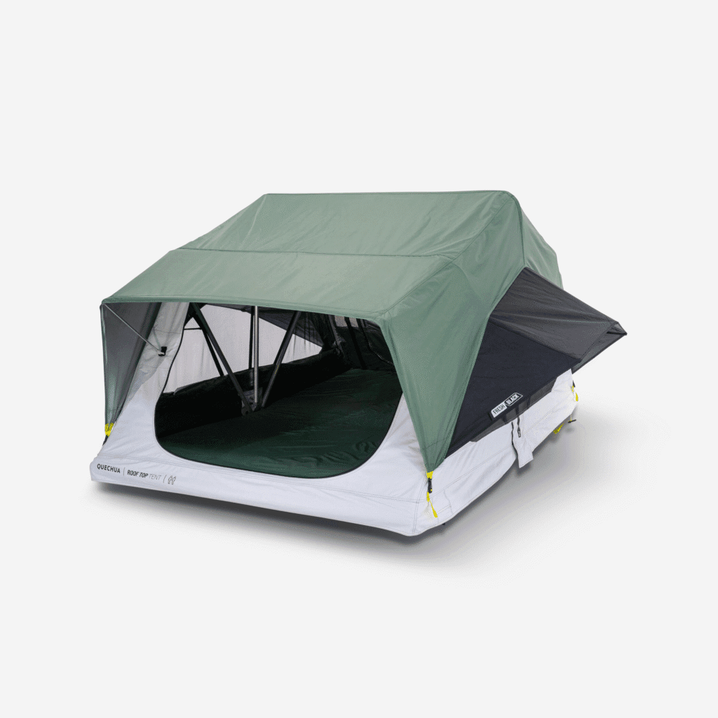 Tente de toit Quechua MH500 Fresh & Black pour 4 personnes installée sur terrain de camping, vue latérale