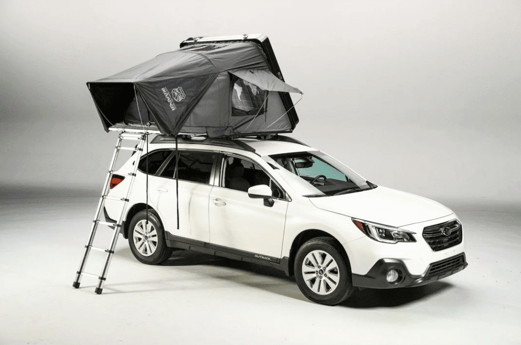 Tente de toit iKamper Skycamp Mini 3.0 repliée sur le toit d’un véhicule