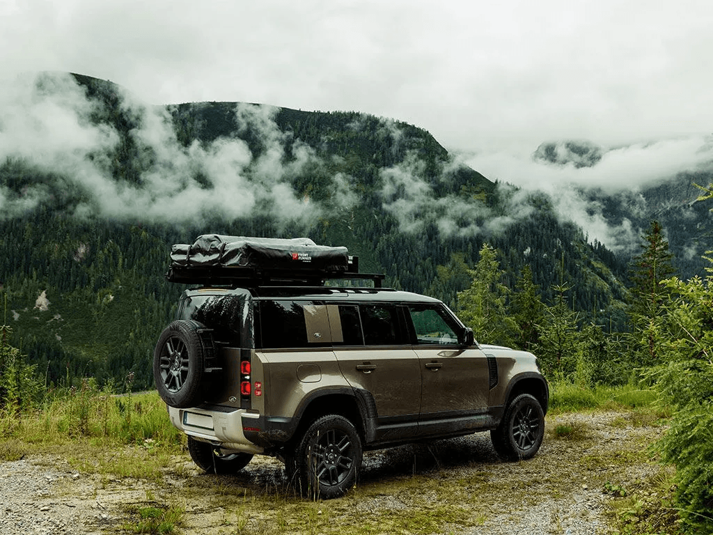 Tente de toit Front Runner profil bas installée sur un 4x4