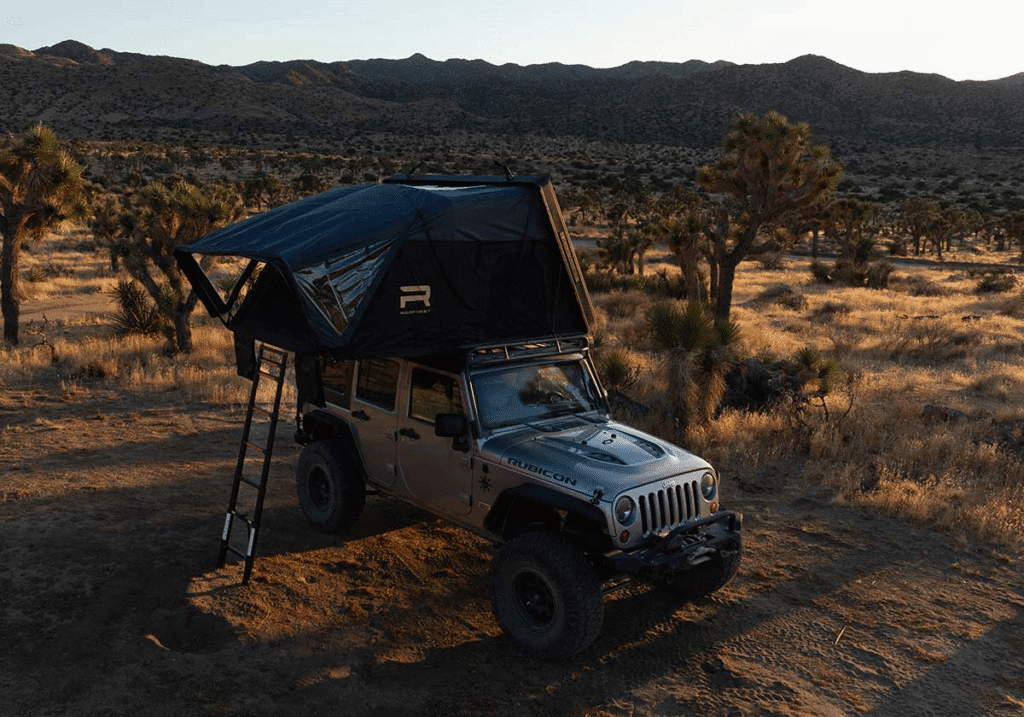 Tente de toit Roofnest Condor 2 XL déployée sur un 4x4